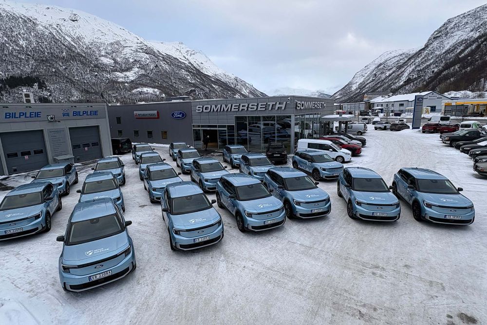 Flere Ford Explorer i fargen Arctic Blue står parkert foran Ford-forhandler Sommerseth i Tromsø