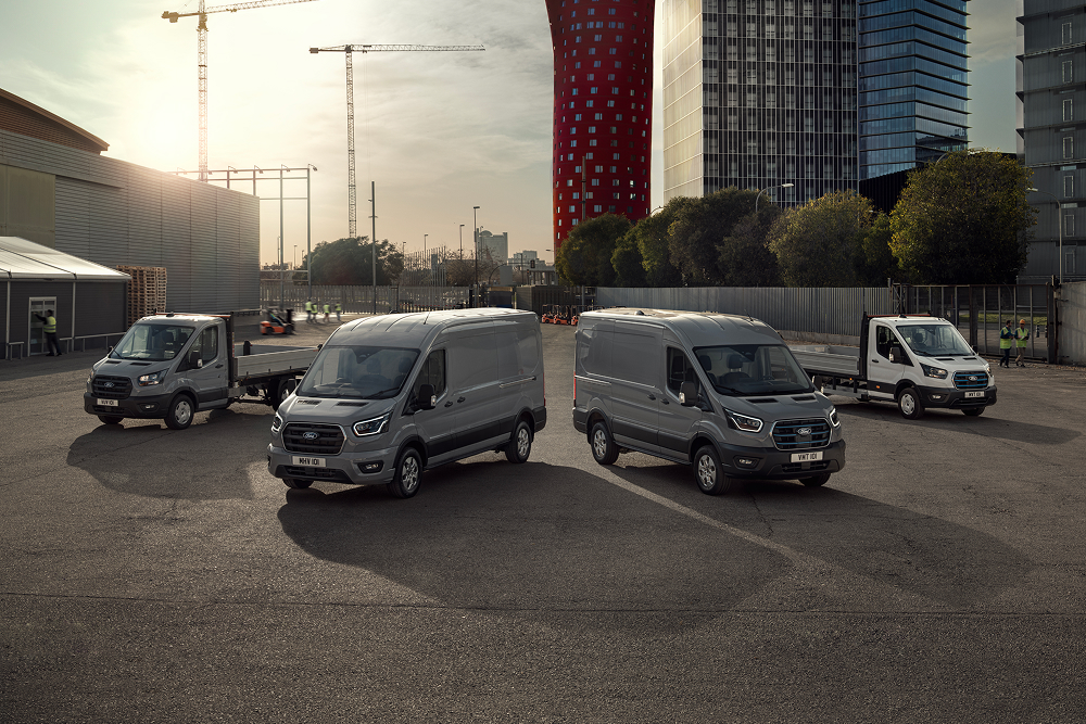 Utvalget av Ford elektriske og plug-in-hybrid-varebiler parkert ute på en parkeringsplass.