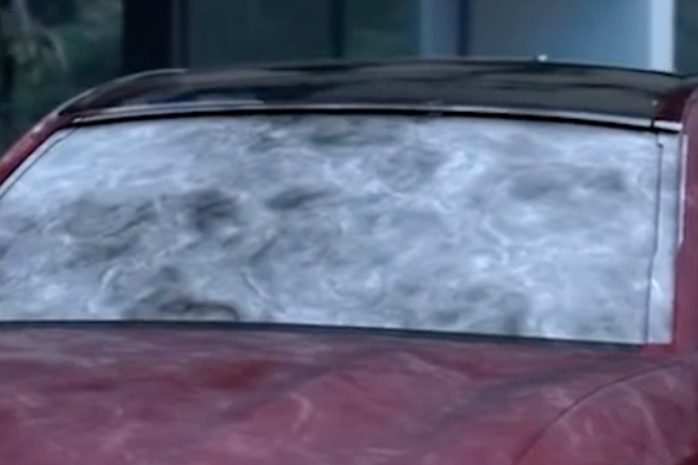 Et nærbilde av en frostet frontrute på en Ford Mustang Mach-E om vinteren.