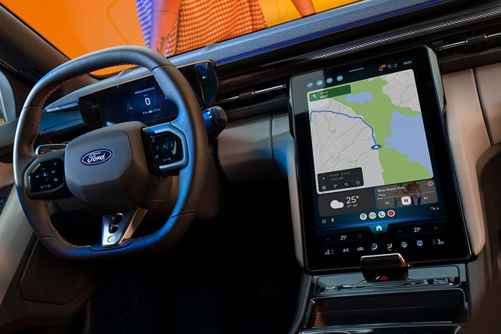 Interiøret i helelektriske Ford Capri, som viser rattet og SYNC Move-touchskjermen.