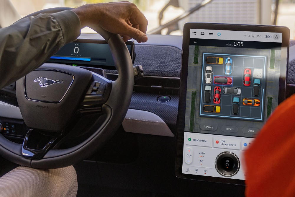Interiøret i Ford Mustang Mach-E, som viser rattet og den store SYNC-touchskjermen.