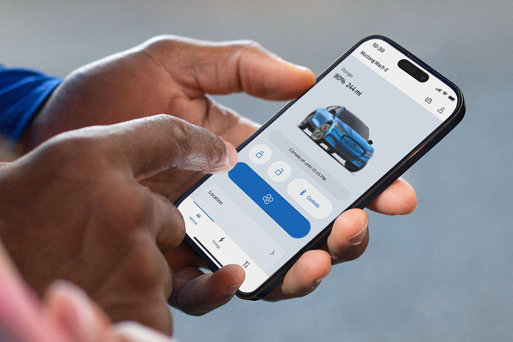 Et nærbilde av en iPhone som viser Ford app, med en grafikk av en Ford Mustang Mach-E og flere app-knapper.