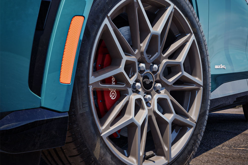 Et nærbilde av Ford Mustang Mach-E, med visning de støpte 20-tommers aluminiums-lettmetallfelgene i Carbonised Grey.