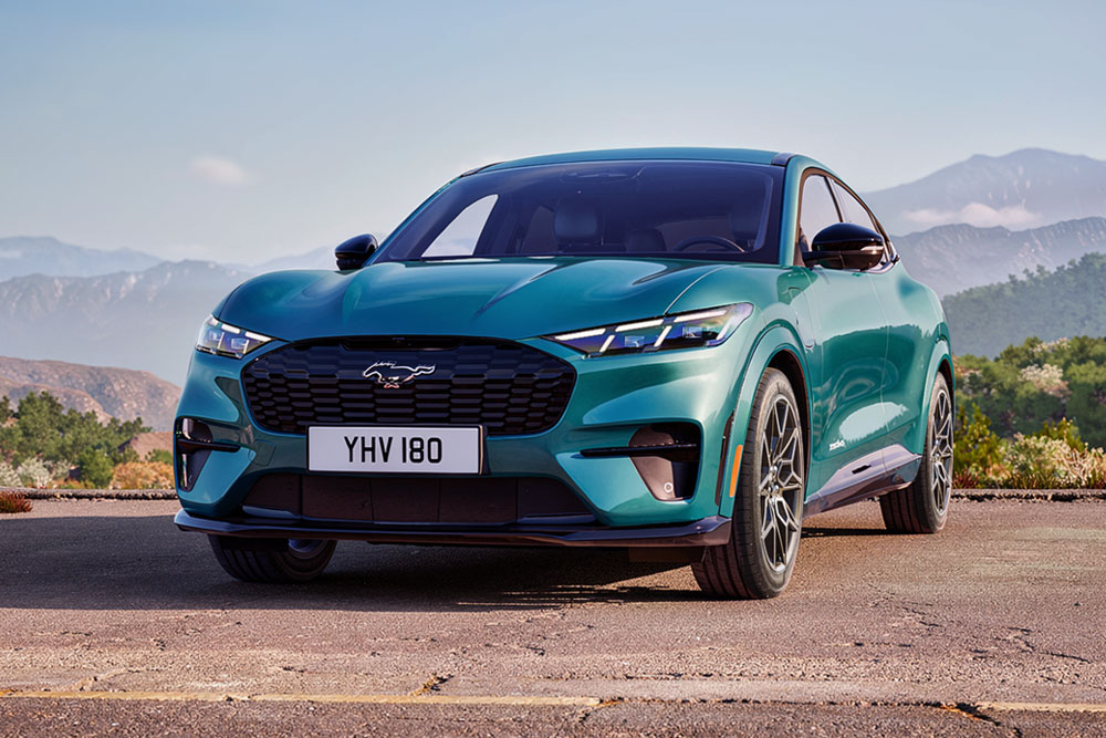 Et nærbilde av Ford Mustang Mach-E GT-stylingsettet, med visning av den unike frontgrillen med GT-design og vaffelmønster.