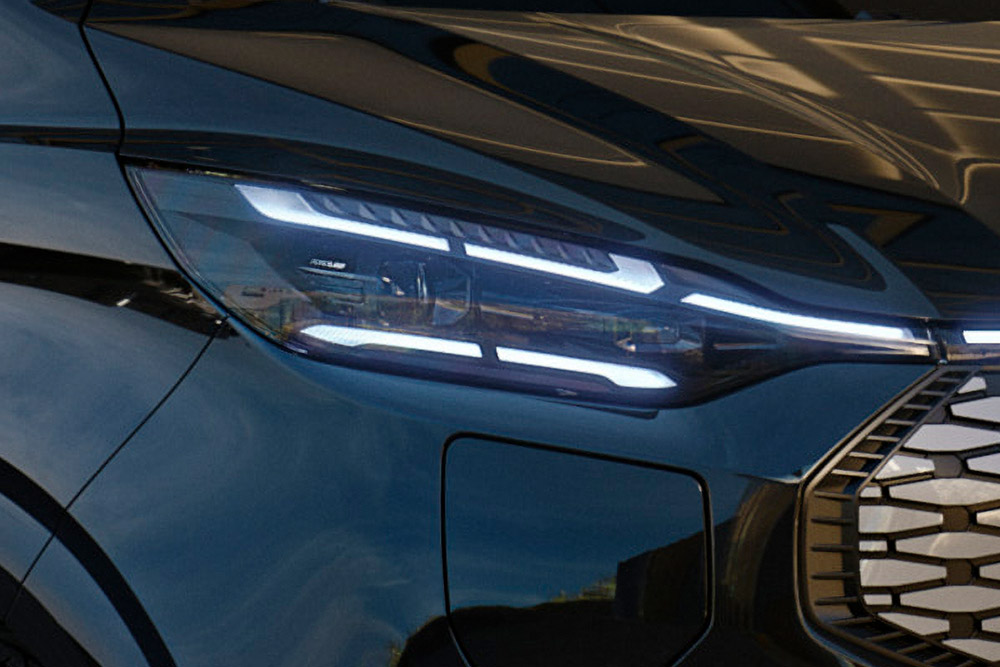Nærbilde av Ford Tourneo Customs opplyste LED-frontlykt.