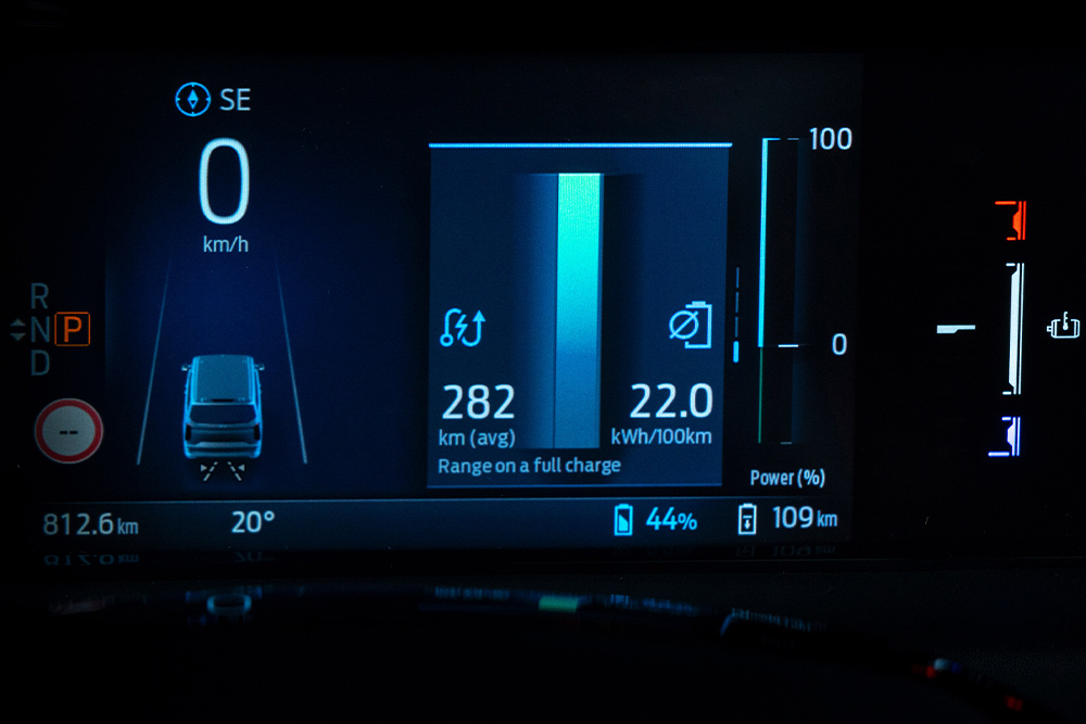 Det digitale kombiinstrumentet i Ford Tourneo Custom viser informasjon som hastighet, effekt og rekkevidde.