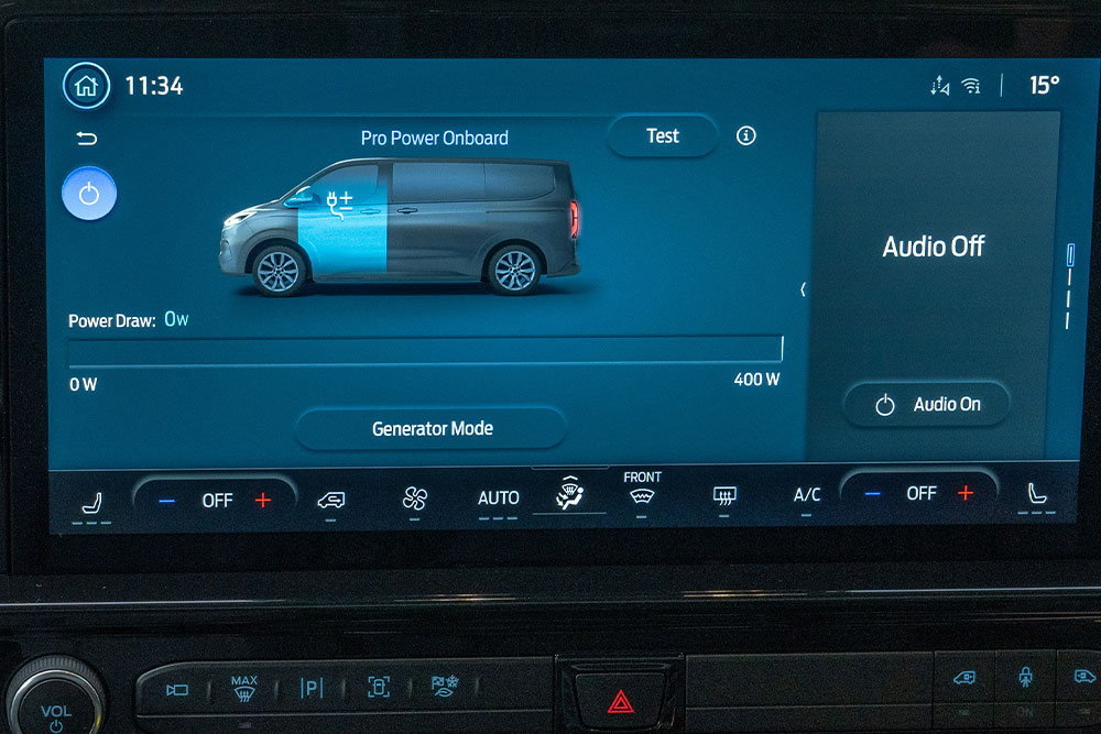 Displayet i Ford E-Tourneo Custom viser Pro Power Onboard-systemet, som kontrollerer nytteeffekt.