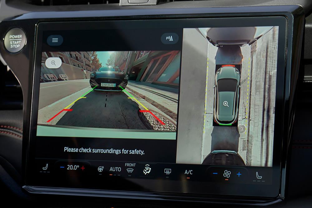 Et nærbilde av 360°-kameraet som viser parkeringshjelpemidlene i nye elektriske Ford Puma®.