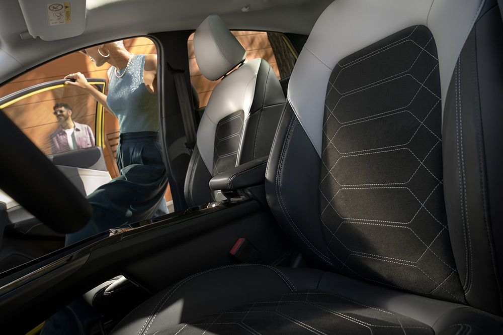 Nærbilde av de svarte og grå ergonomiske setene i en elektrisk Ford Puma Gen-E®