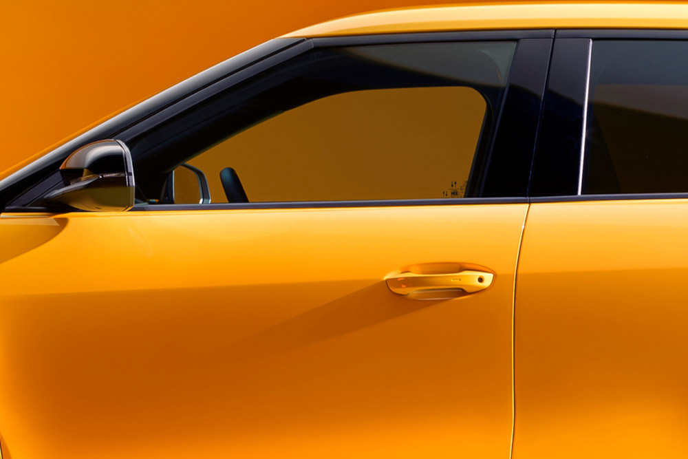 Sidevisning av en gul Ford Capri®-dør.