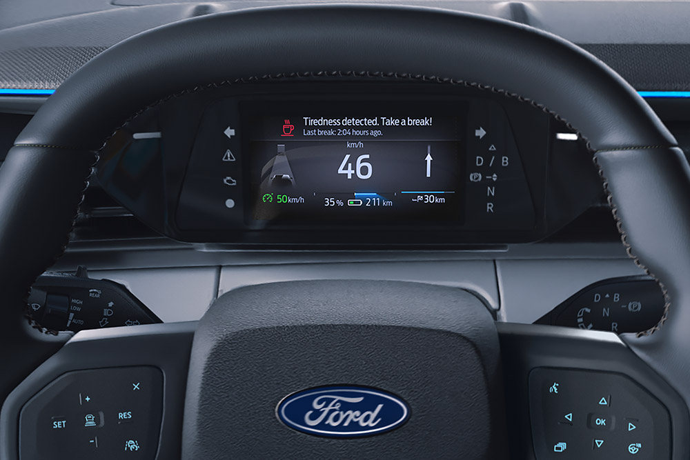 Det digitale intstrumentpanelet bak rattet på en Ford Explorer, og viser førerassistansefunksjoner