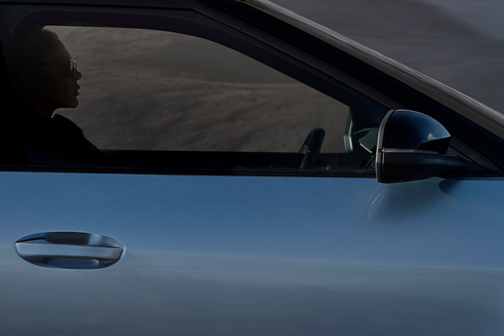 Nærbilde av døren til en blå Ford Explorer®. 