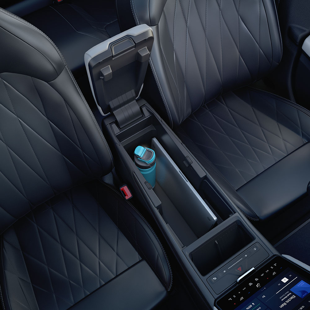 Et nærbilde av en laptop og vannflaske inni MegaKonsollen i midtkonsollen på Ford Explorer.