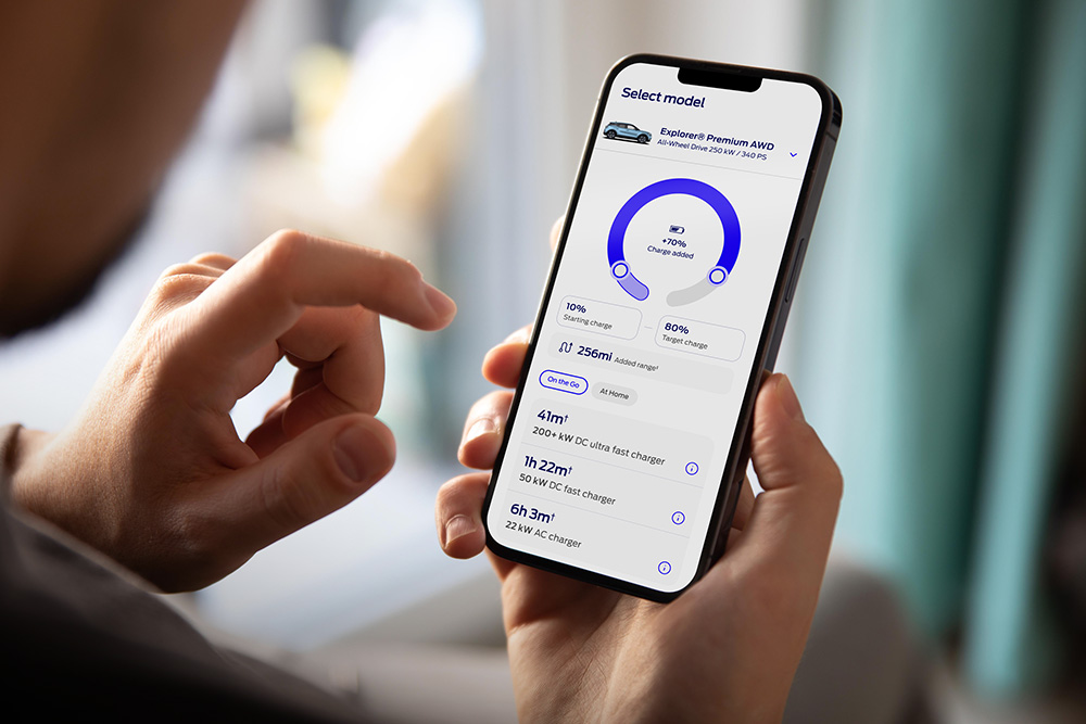 Person som bruker funksjonene på Ford EV life nettsiden på sin mobil 