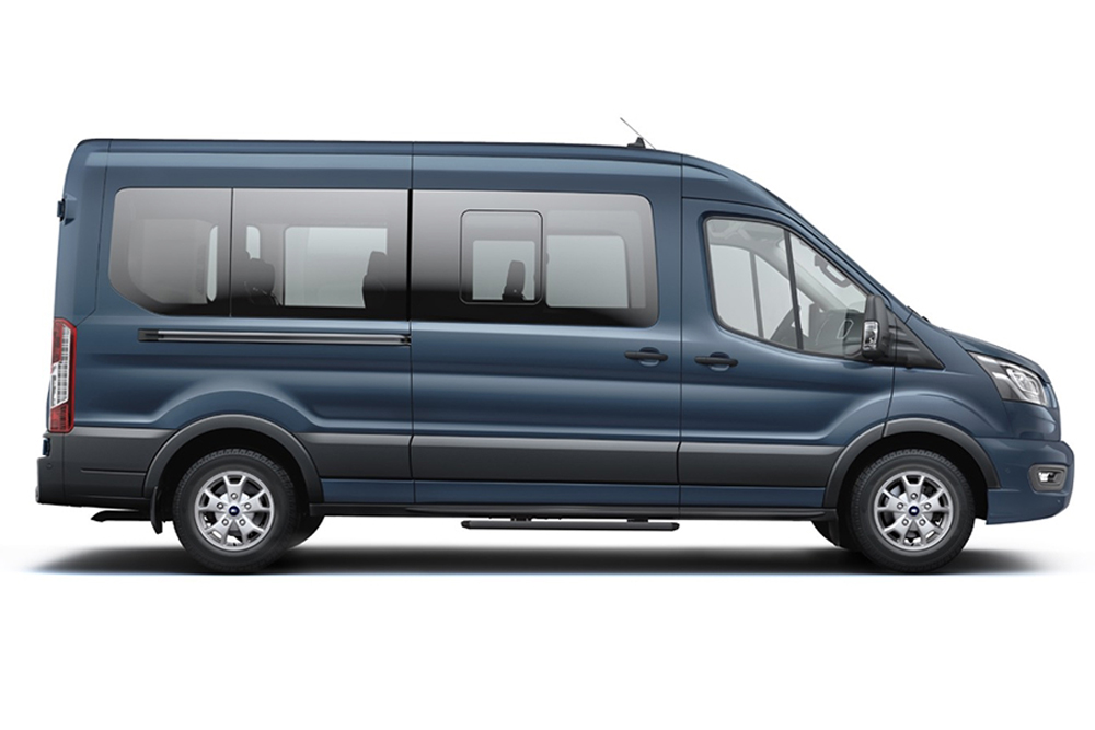 Blå Ford Transit-minibuss, en del av Fords sortiment av flerbruksbiler og personbiler med flere seter.