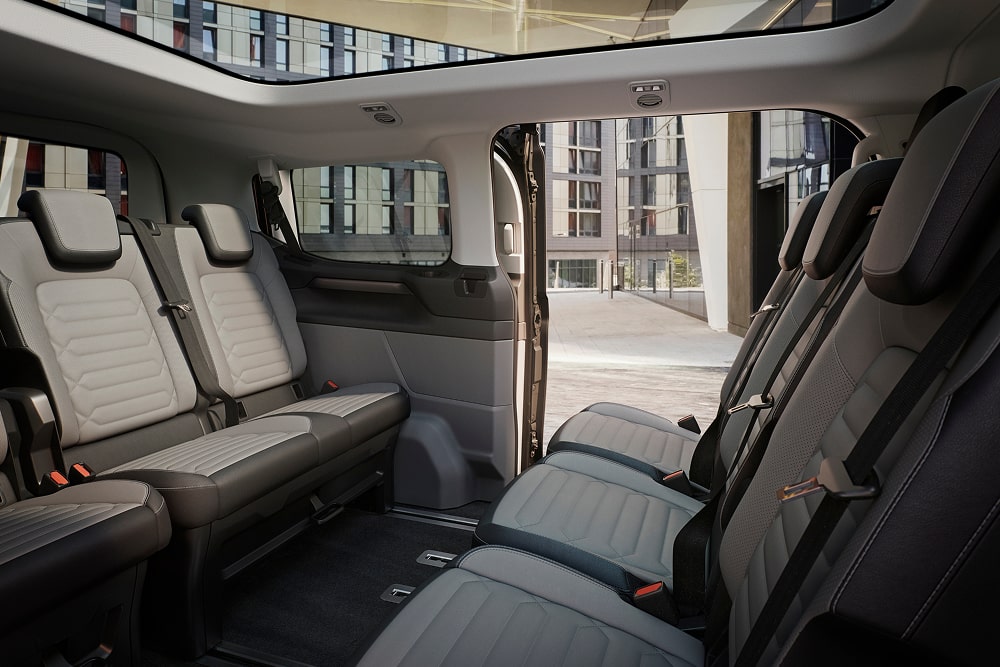 Tre fleksible seterader på innsiden av Ford Tourneo Custom-personbilen med flere seter.