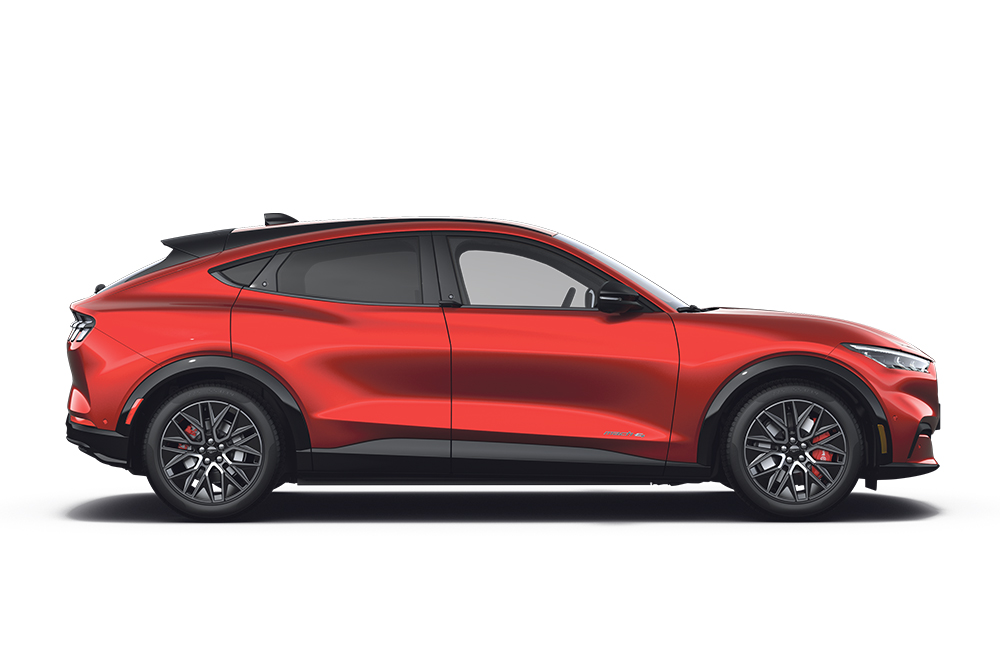 Rød Ford Mustang Mach-E, en del av sortimentet av Ford-performancebiler.