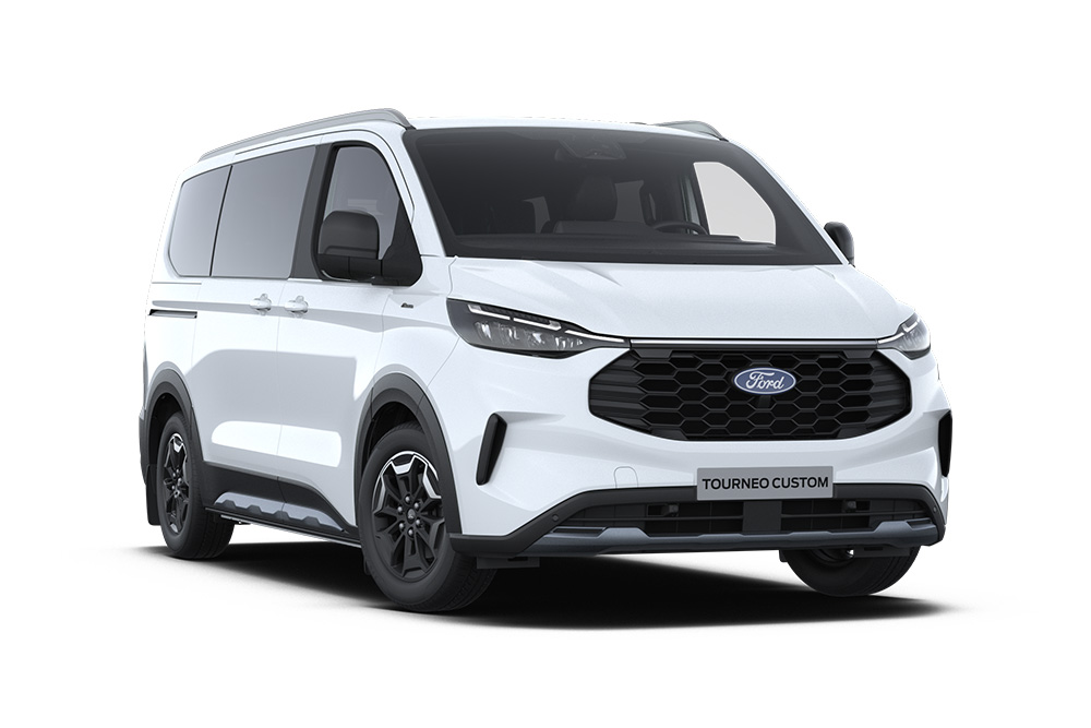 Venstre vinkel forfra på en hvit Ford Tourneo Custom Trend på hvit bunn.