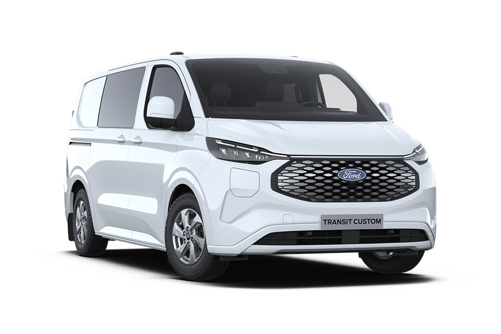 Hvit elektrisk Ford E-Transit Custom Dobbelkabin varebil, vist skrått forfra.
