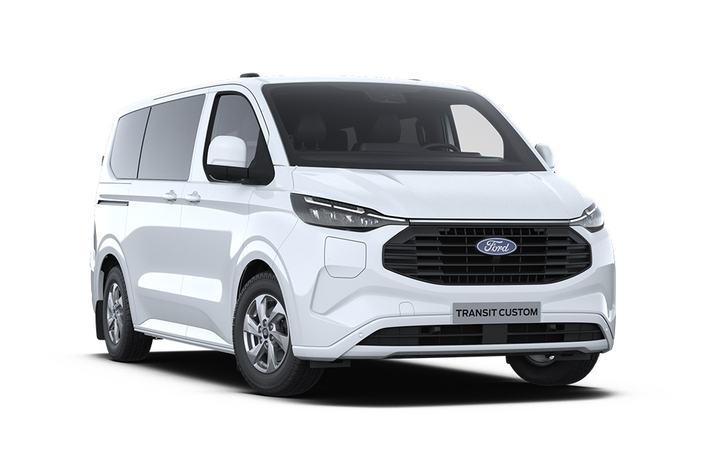 Hvit elektrisk Ford E-Transit Custom Kombi-varebil, vist skrått forfra.