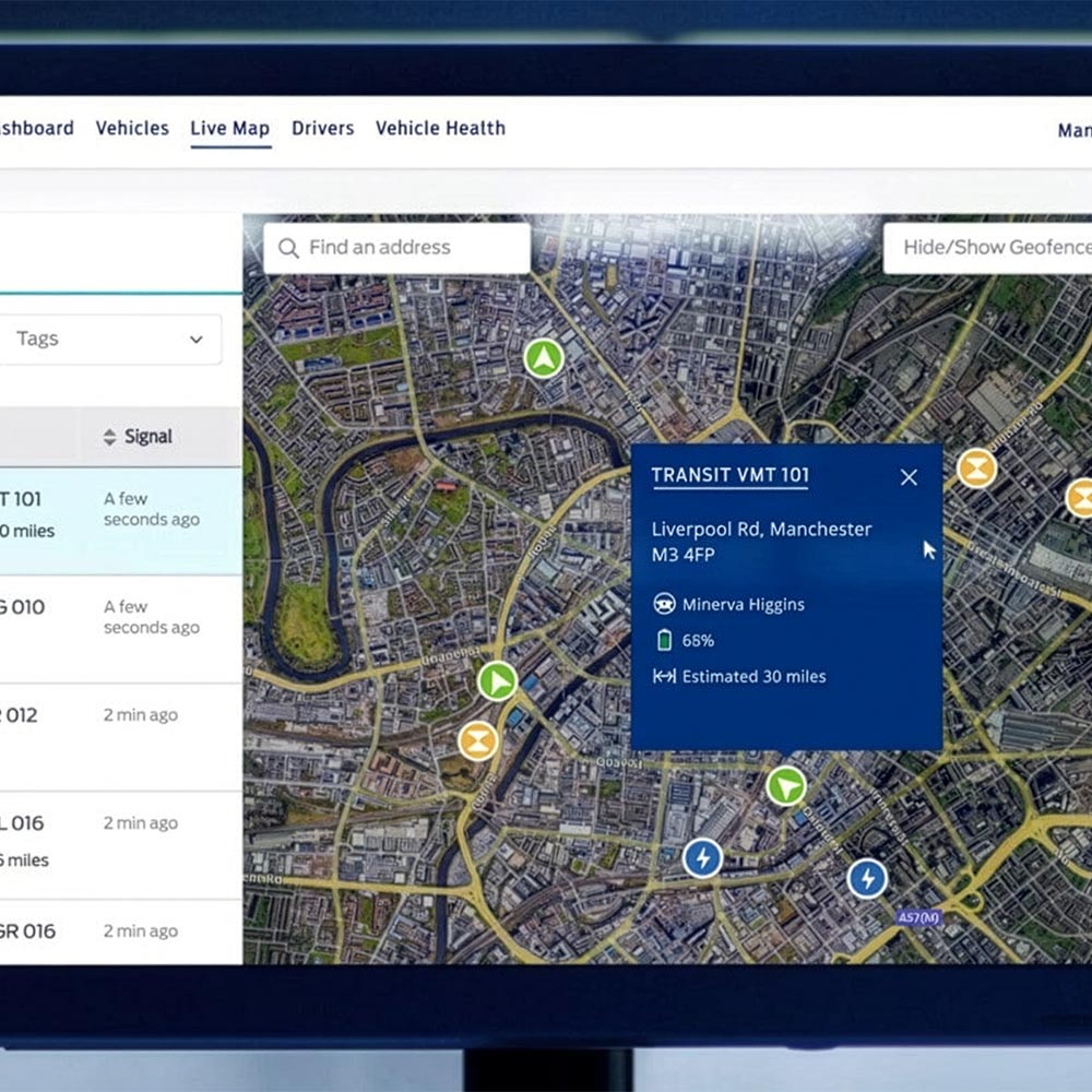 Touchskjerm som viser Ford Pro Telematics-programvare, som viser et kart med kjøretøyplasseringer.