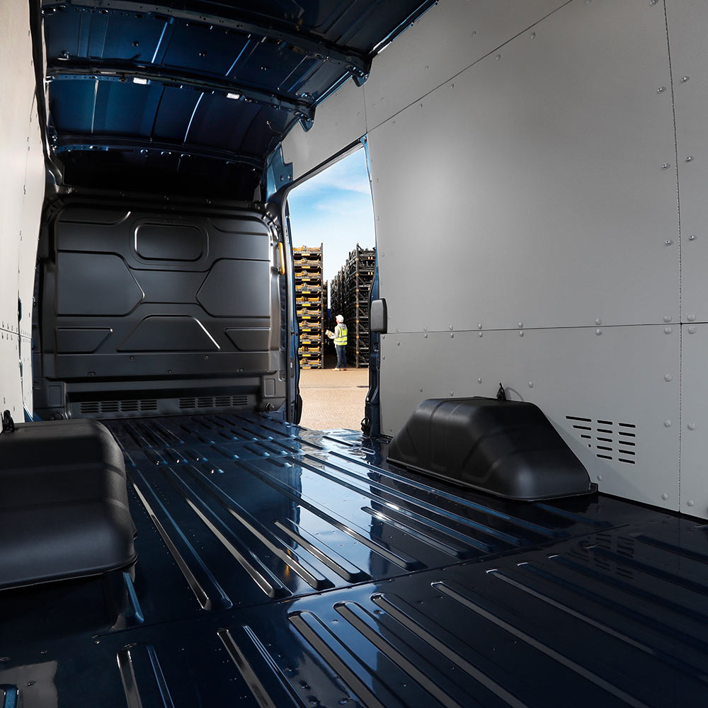 Interiøret i en Ford E-Transit elektrisk varebil med tomt lasterom.