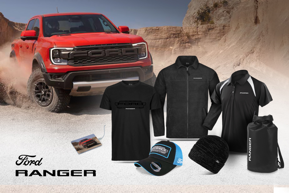 Ford Ranger kolleksjonen med t-skjorte, jakke, polo skjorte, caps, lue og Ranger logo i bakgrunn.