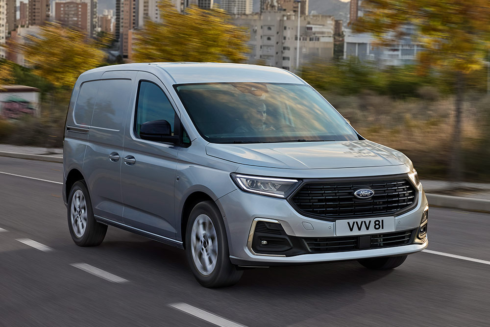 Ford Transit Connect kjører i en by, med visning av tåkelys.