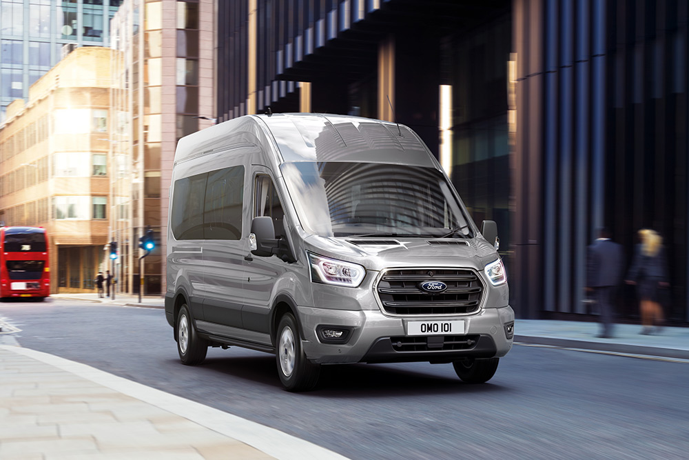Ford Transit-varebil som kjører i byen.