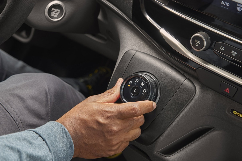 Håndbevegelig girvelgerhjul i midtkonsollen på Ford Transit varebilen. 