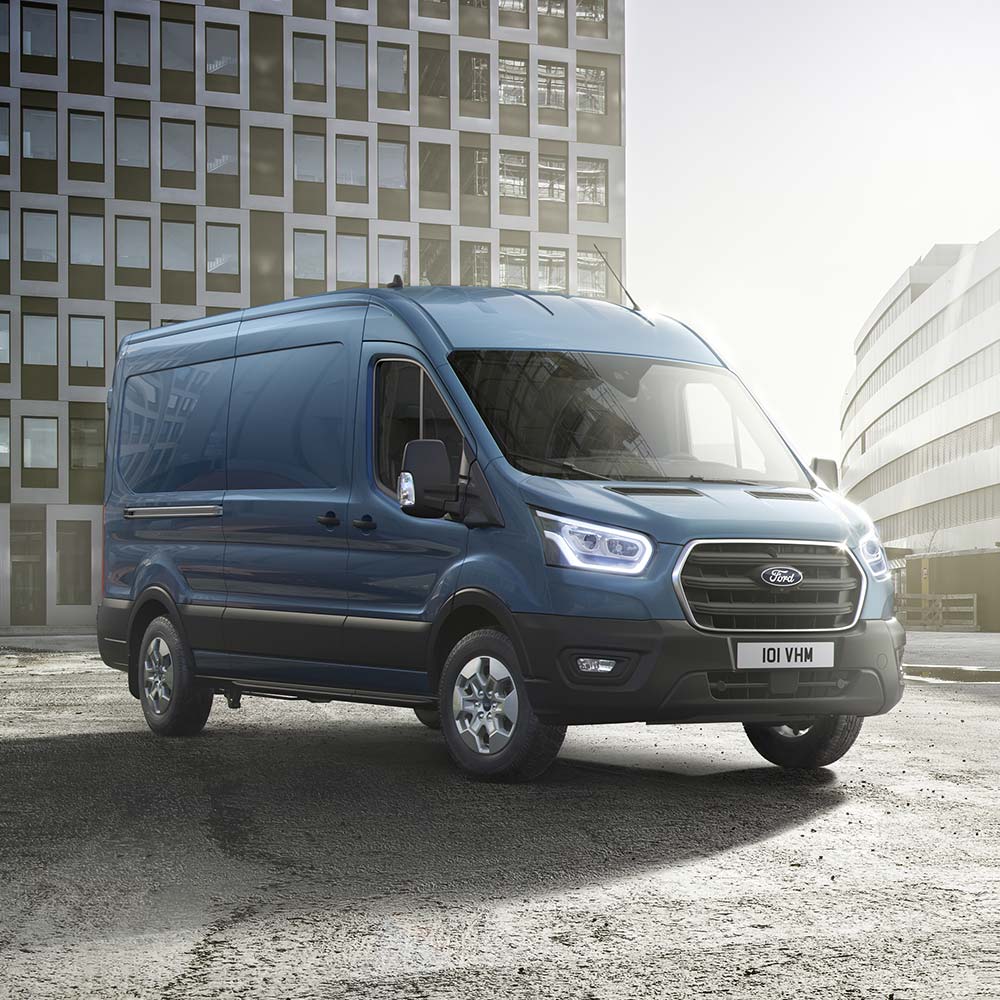 Blå Ford Transit-varebil, vist forfra.