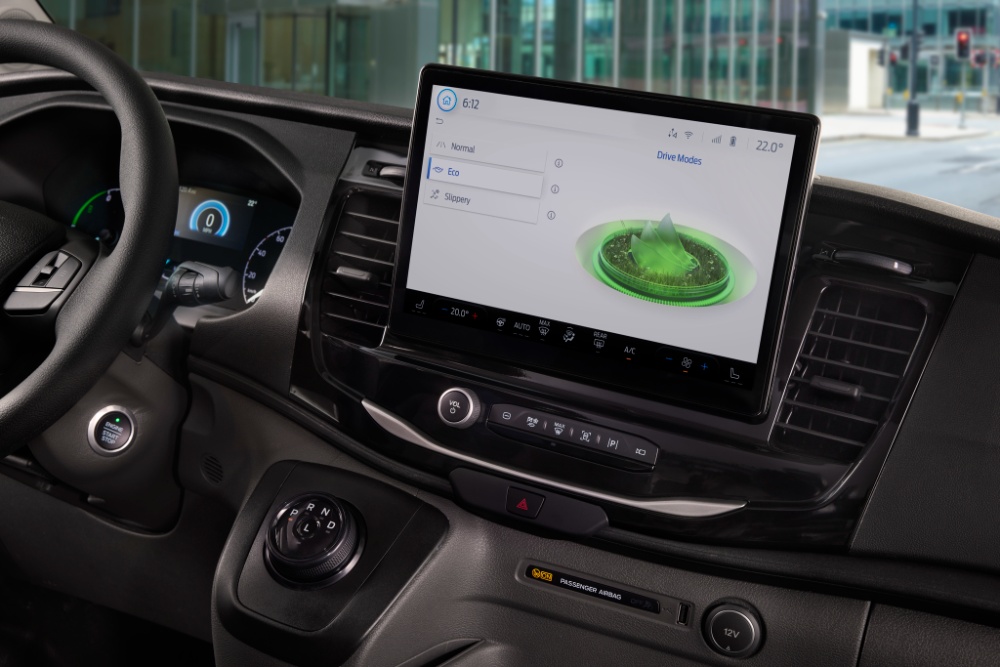 Dashbord på en Ford E-Transit-varebil med en touchskjerm som viser kjøremoduser.