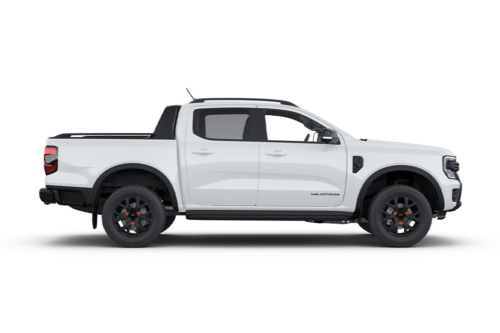 En hvit Ford Ranger-dobbelkabiner-lastebil vist fra siden.