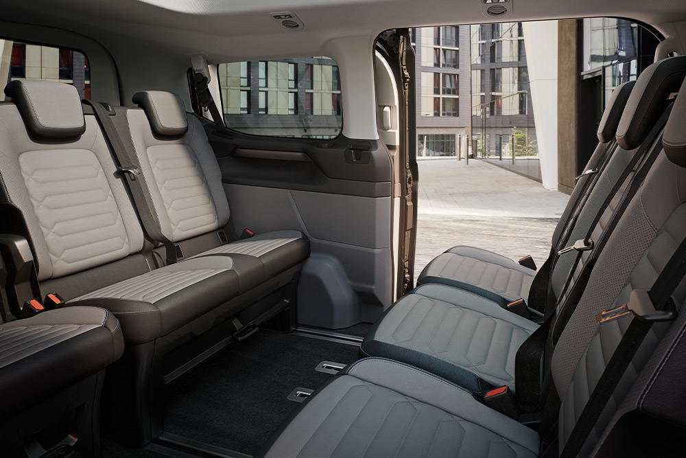 Innvendig bilde av en Ford Pro Transit, som viser skinnsetene.