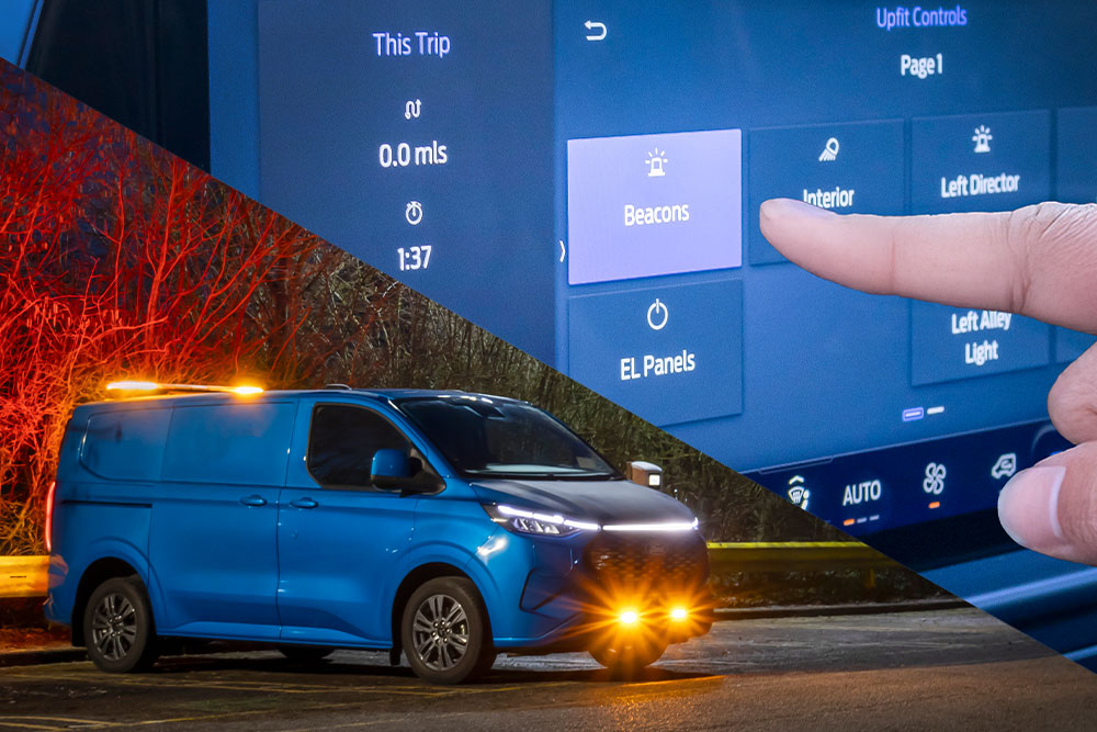 En blå Ford Transit Custom varebil om natten med gule varsellys, og en digital skjerm som viser påbyggingskontroller.