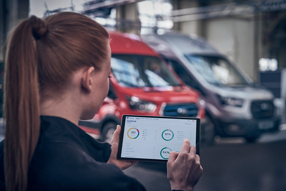 Nærbilde av en person som bruker et nettbrett for å gjennomgå data om Ford Telematics Essentials.