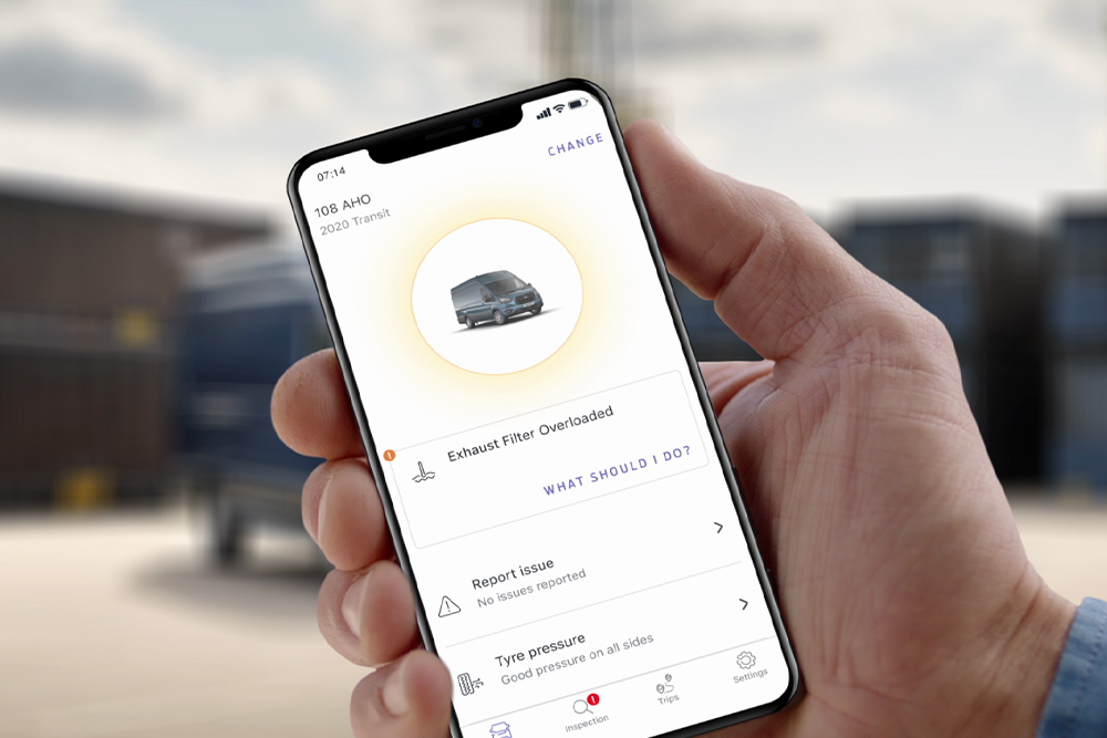  En hånd holder en mobil enhet, som viser Ford Telematics Drive-appen.