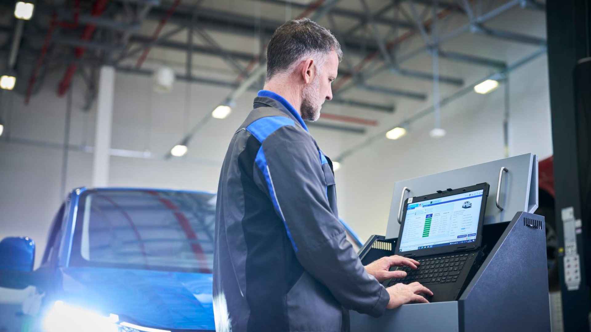 Tekniker som bruker en laptop til diagnose.