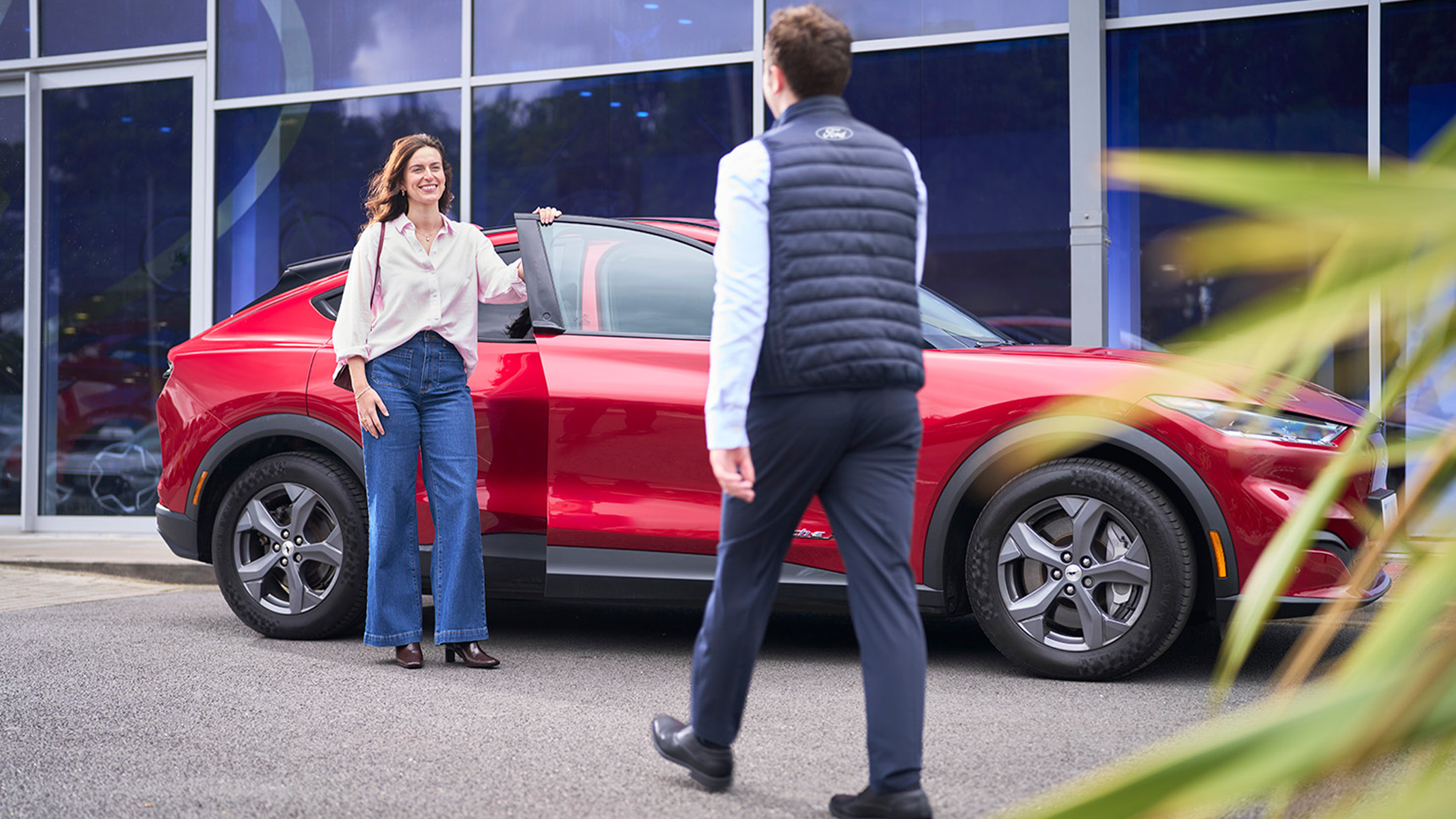 En person som snakker med en Ford-ekspert hos et autorisert Ford-verksted.