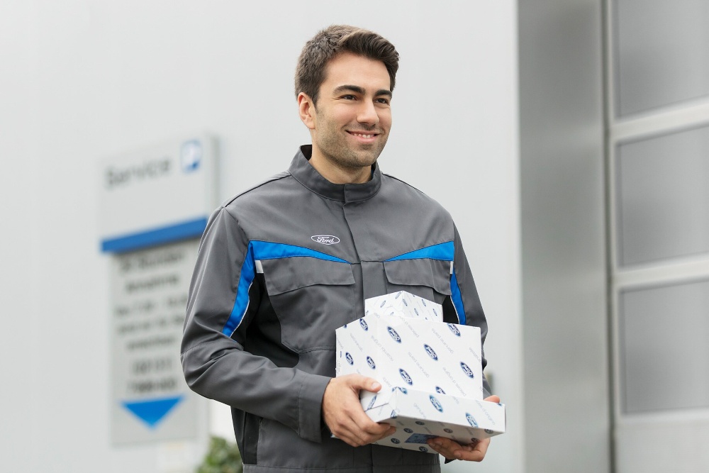 Ford-servicerepresentant leverer pakker