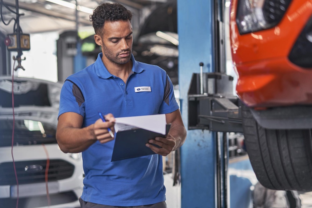 Ford-servicemekaniker inspiserer hjul